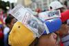 V Venezueli naj bi z umikom bankovca za 100 bolivarjev prizadeli kriminalne skupine