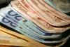 Vlada in Fides podpisala sporazum, tudi Sviz zahteva višje plače