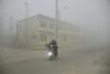 Kitajska mesta se že peti dan dušijo v smogu