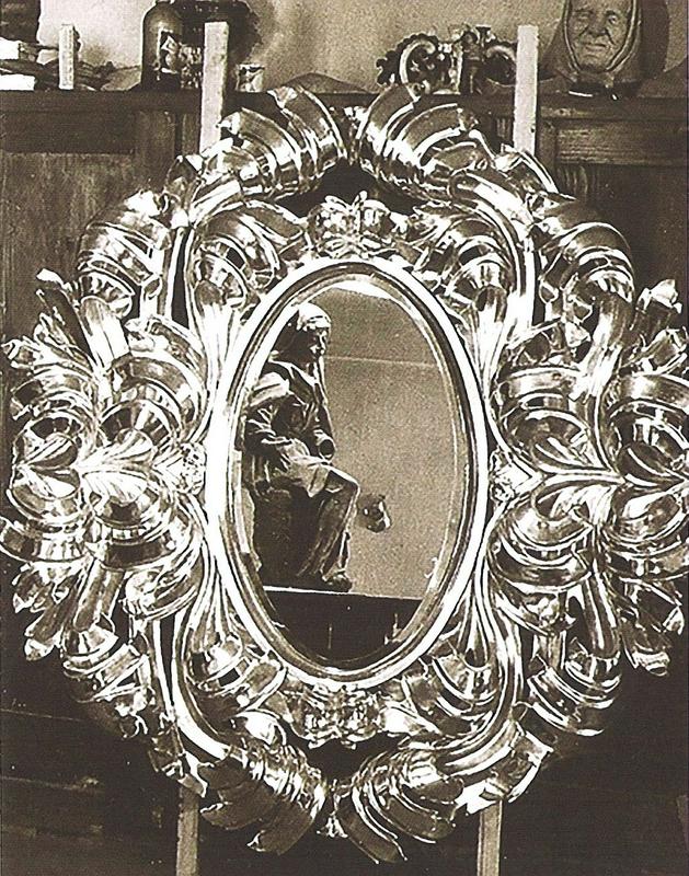 Bergantov okvir za ogledalo je kamniška občina podarila maršalu Titu.