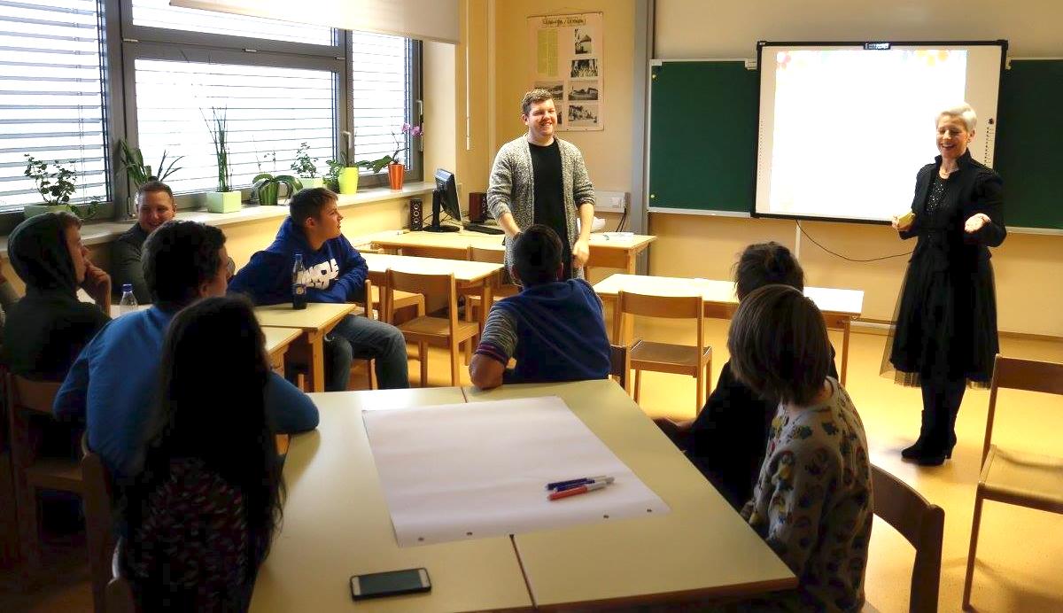 Na delavnici so dijaki skozi pogovor in s postavljanjem vprašanj pokukali tudi v svet Romov v Sloveniji. Foto: Sandi Horvat/MMC RTV Slovenija