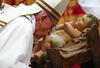 Papež med polnočnico spomnil na trpljenje otrok