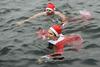 Foto: V mrzlem Ženevskem jezeru zaplavalo več kot tisoč Božičkov