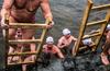 Foto: Rekordnih 366 plavalcev tekmovalo po mrzli Vltavi