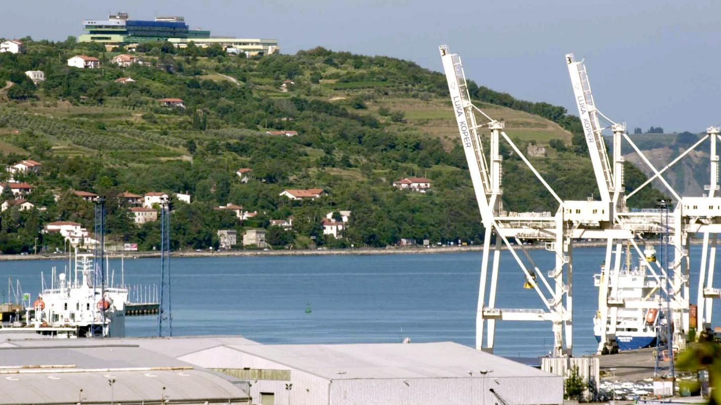 Pogled iz koprskega pristanišča.