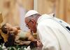 Papež: Nismo potrošne dobrine, skrbeti moramo drug za drugega