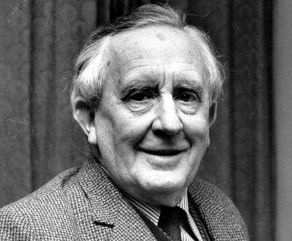 Pisatelj in univerzitetni profesor J. R. R. Tolkien je zaslovel s trilogijo Gospodar prstanov (1949), v kateri je razdelal popoln domišljijski svet. Foto: AP