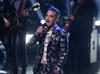 Robbie Williams in strah pred bacili: po rokovanju z oboževalci uporabil razkužilo