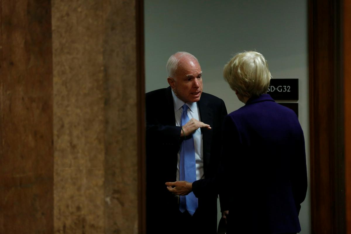 Predsednik kongresnega odbora za oborožene sile senator John McCain (na fotografiji v pogovoru s senatorko Elizabeth Warren) je ob začetku 