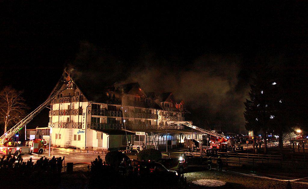 The fire that broke out on Thursday at the Hotel Jezero in Bohinj has been put out. Firefighters were on the scene all night to make sure the fire was out. Foto: BoBo/Stane Klemenc