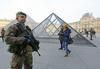Turisti se ogibajo Parizu: obisk Louvra strmo padel