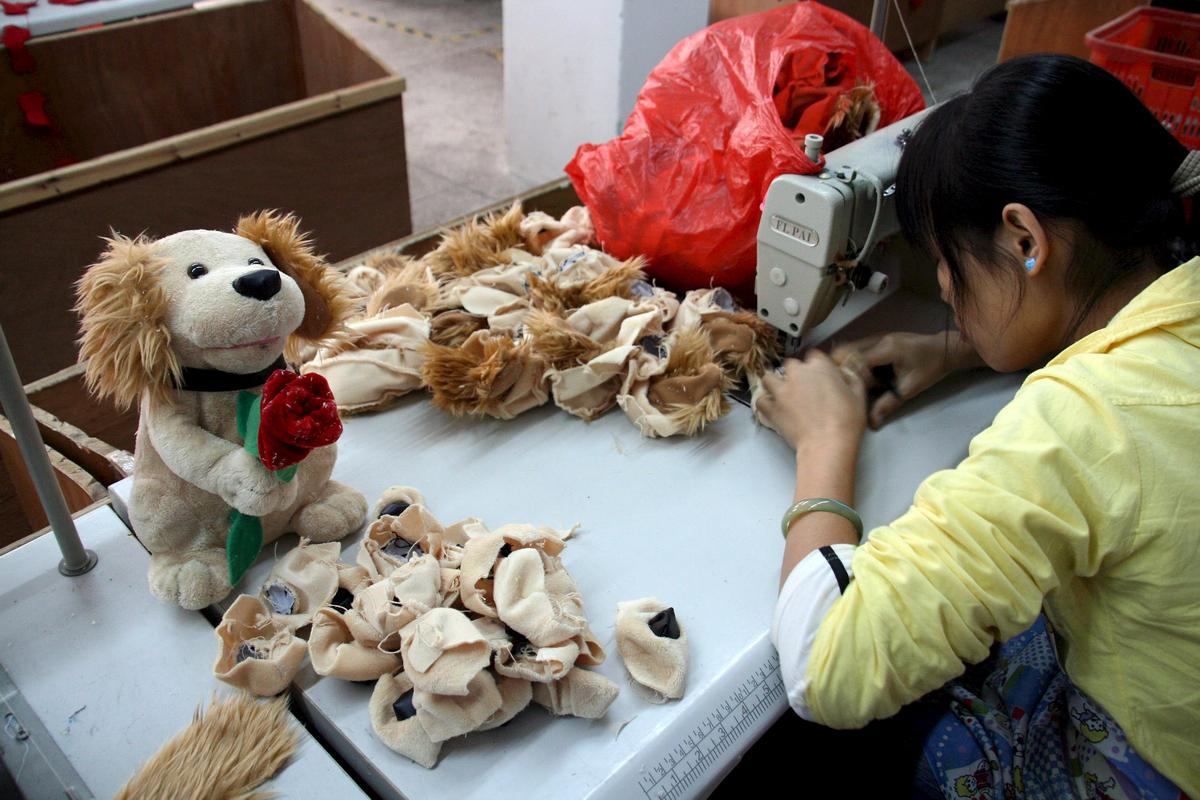 Ogromni delež proizvodnje igrač poteka na Kitajskem. Foto: EPA