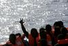 V Sredozemskem morju potonil čoln s prebežniki. Okoli 100 pogrešanih.
