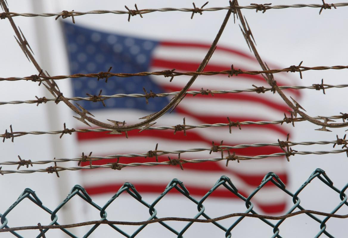 ZDA so se želele z zapiranjem ljudi v Guantanamu izogniti svojim dolžnostim, ki jim jih nalaga Ženevska konvencija. V ta namen so si v Washingtonu celo izmišljali nove izraze, kot je nezakoniti sovražni bojevnik. Foto: EPA