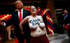 Foto: Goloprsa aktivistka za mednožje zgrabila voščenega Trumpa