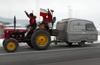 Video: Trije Poljaki okoli sveta s traktorjem tudi čez 