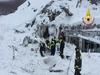 V Italiji pod snežnim plazom našli deset preživelih
