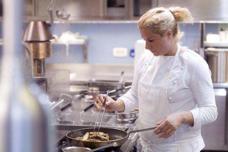 Ana Roš v svoji kuhinji, v kateri prevladujejo tuji kadri. Dovolj zagretih, delavnih in poslušnih slovenskih kuharjev ne najde. Foto: AP/STO