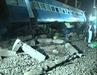 V Indiji huda nesreča vlaka, umrlo najmanj 39 ljudi