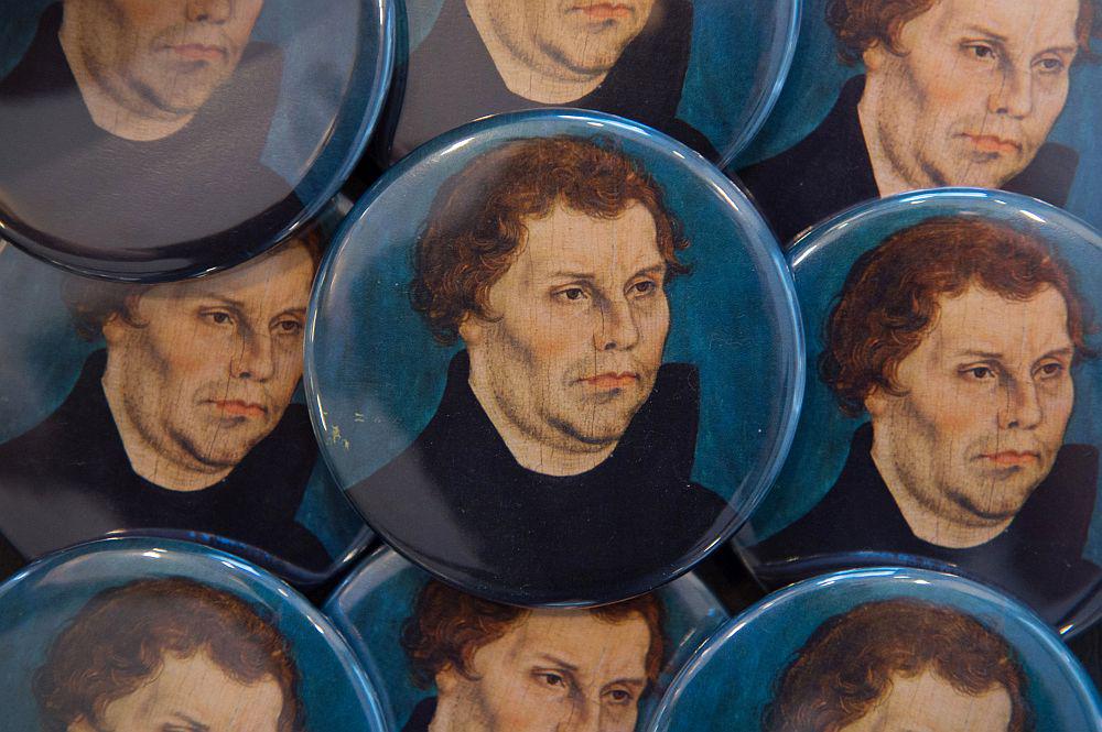 Letos mineva 500 let, odkar je Martin Luter na vrata cerkve v Wittenbergu nabil 95 tez. Foto: EPA