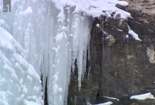 Po napovedih vremenoslovcev bodo ljubitelji adrenalina na zaledenelih slapovih uživali še vse do konca januarja. Foto: TV Slovenija