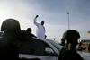 Foto: Novi gambijski predsednik le prispel v domovino