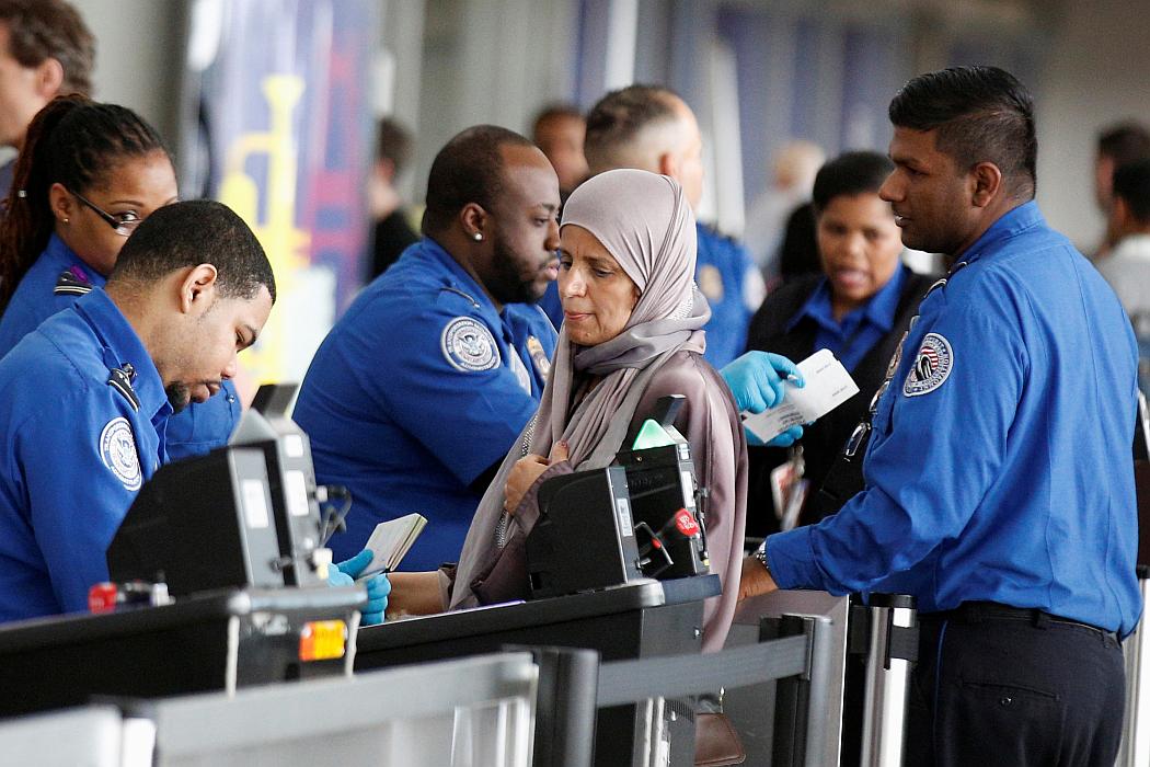 Preverjanje potnikov na newyorškem letališču JFK. Foto: Reuters