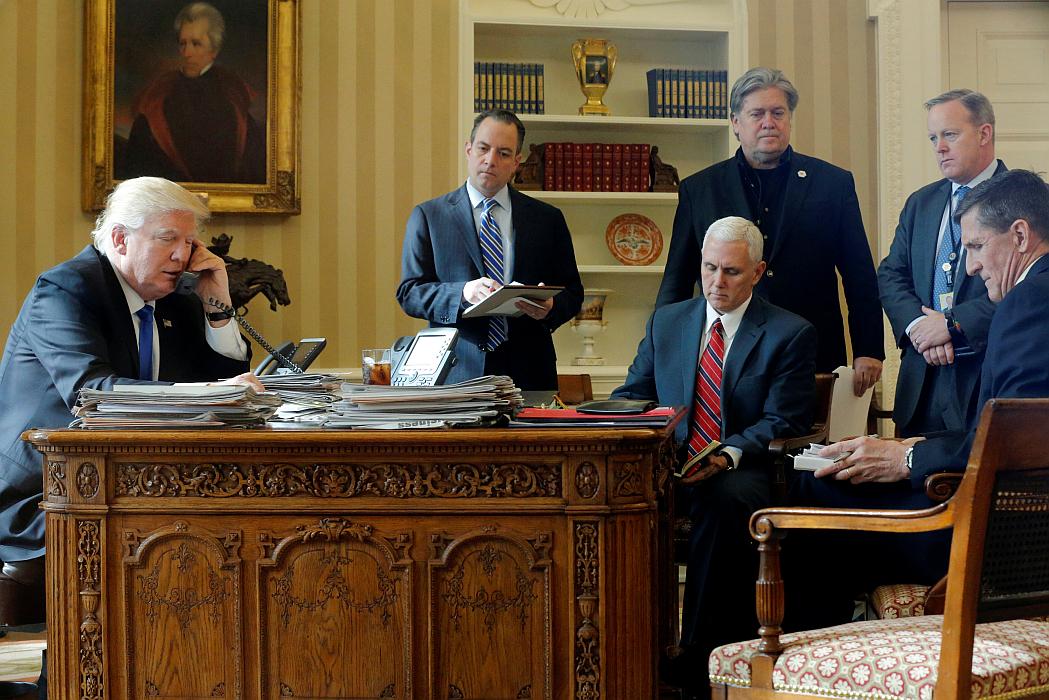 Za Trumpom je naporen sedmi delovni dan v Ovalni pisarni. Foto: Reuters