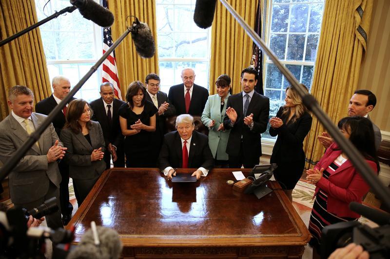 Kritiki z obeh polov Dondaldu Trumpu očitajo, da svoje odkločitve sklepa impulzivno, avtokratsko, pri tem pa se ne posvetuje z nikomer. Foto: Reuters Foto: 