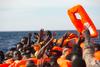 Ob Tuniziji potonil čoln s prebežniki. Pogrešanih najmanj 43 ljudi.