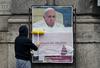 Plakati v Rimu papeža obtožujejo napadov na konservativne katoličane