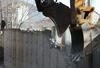 Foto: V Kosovski Mitrovici porušili sporni zid