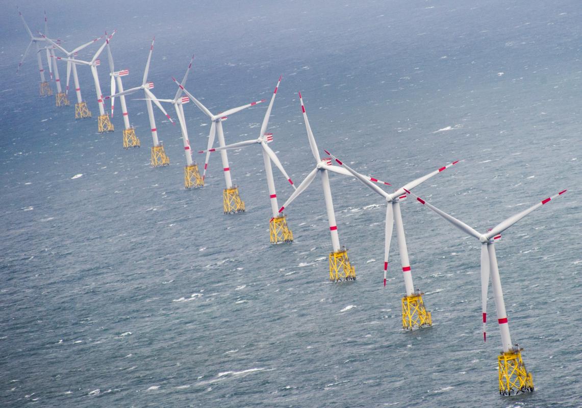 Evropska unija je v letu 2016 največ sredstev namenila gradnji vetrnih elektrarn na morju. Foto: EPA