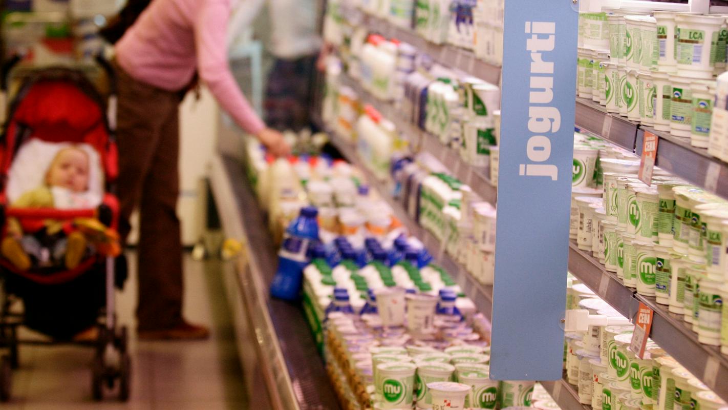 Koliko se bo aprilsko povišanje odkupne cene poznalo na cenah mlečnih izdelkov na policah, trgovci še ne znajo napovedati. Kot pojasnjujejo, na to vpliva precej več dejavnikov kot zgolj cena surovine. Foto: BoBo