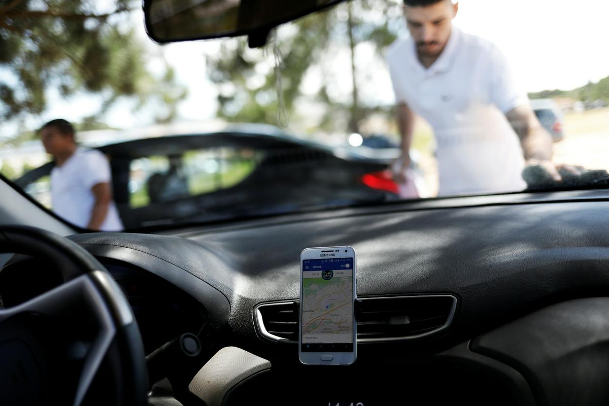 Vozniki podjetja Uber so velika konkurenca klasičnim taksistom. Foto: Reuters