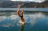 Foto: Pogumni zimski plavalci so se pognali v Blejsko jezero