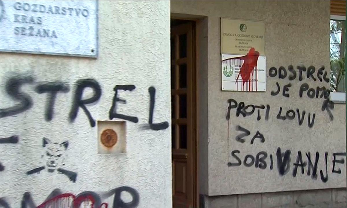 Neznanci so popisali pročelja stavb v Sežani, Ljubljani in Mariboru. Foto: MMC/Televizija Slovenija
