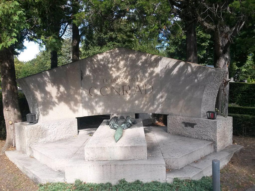 Grob Conrada von Hötzendorfa na dunajskem pokopališču Hietzing, v neposredni bližini parka Schönbrunn.
