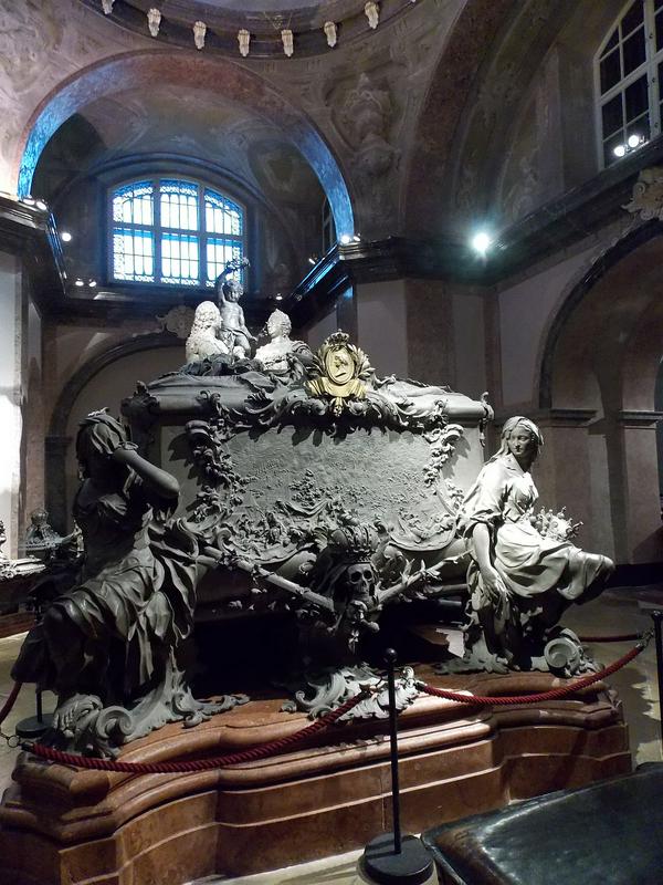 Sarkofag Marije Terezije (1717-1780) v cesarski grobnici na Dunaju.