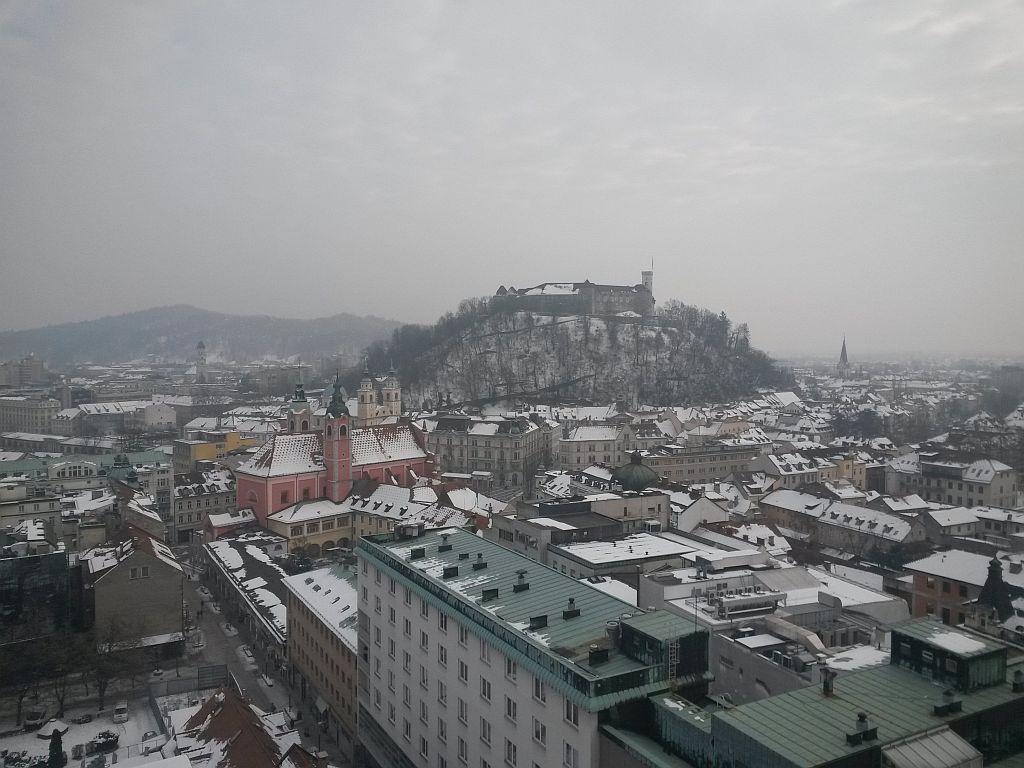 V spomin na pokojnega cesarja so na Ljubljanskem gradu izobesili črno zastavo.