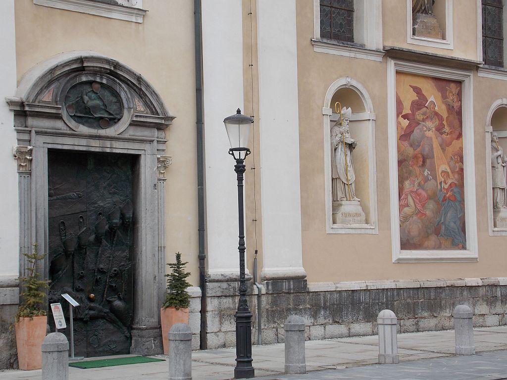 Za pokojnega cesarja so bile v ljubljanski stolnici darovane tri črne slovesne sv. maše.