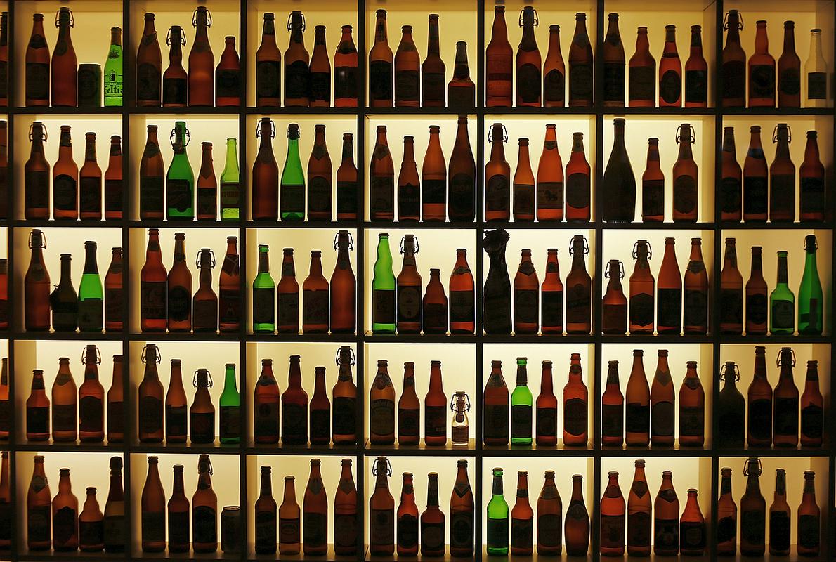 Najdene steklenice bodo, če so še primerne za pitje, prodali na dražbi (fotografija je simbolična). Foto: Reuters