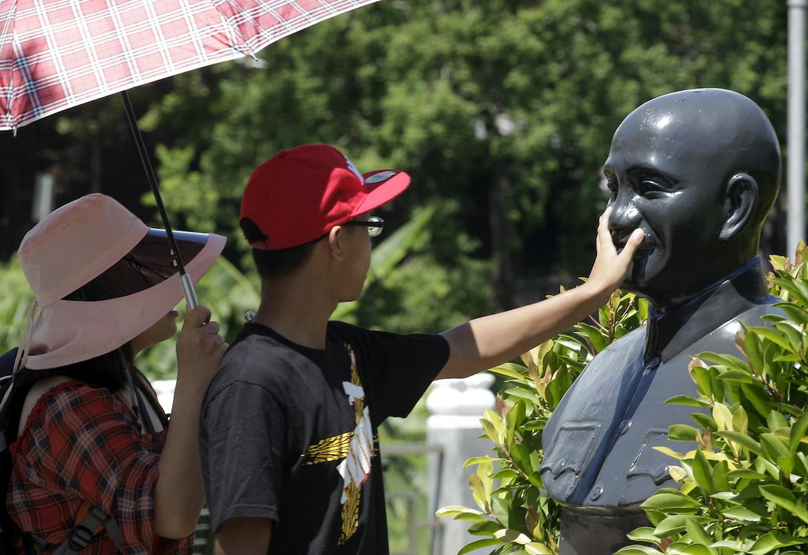 Turisti pred kipom Čankajška v Tajpeju