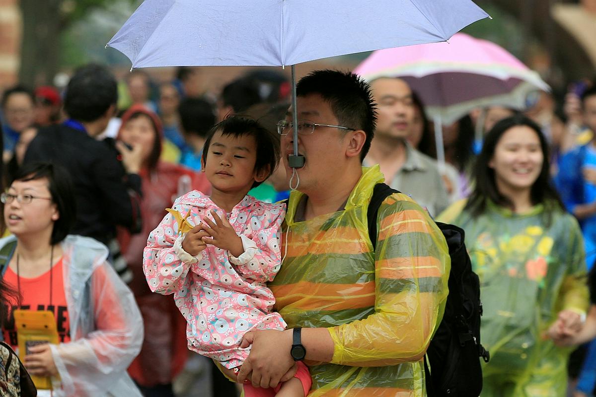 Kitajska je zaradi težav z majhno rodnostjo spremenila družinsko politiko. Foto: Reuters