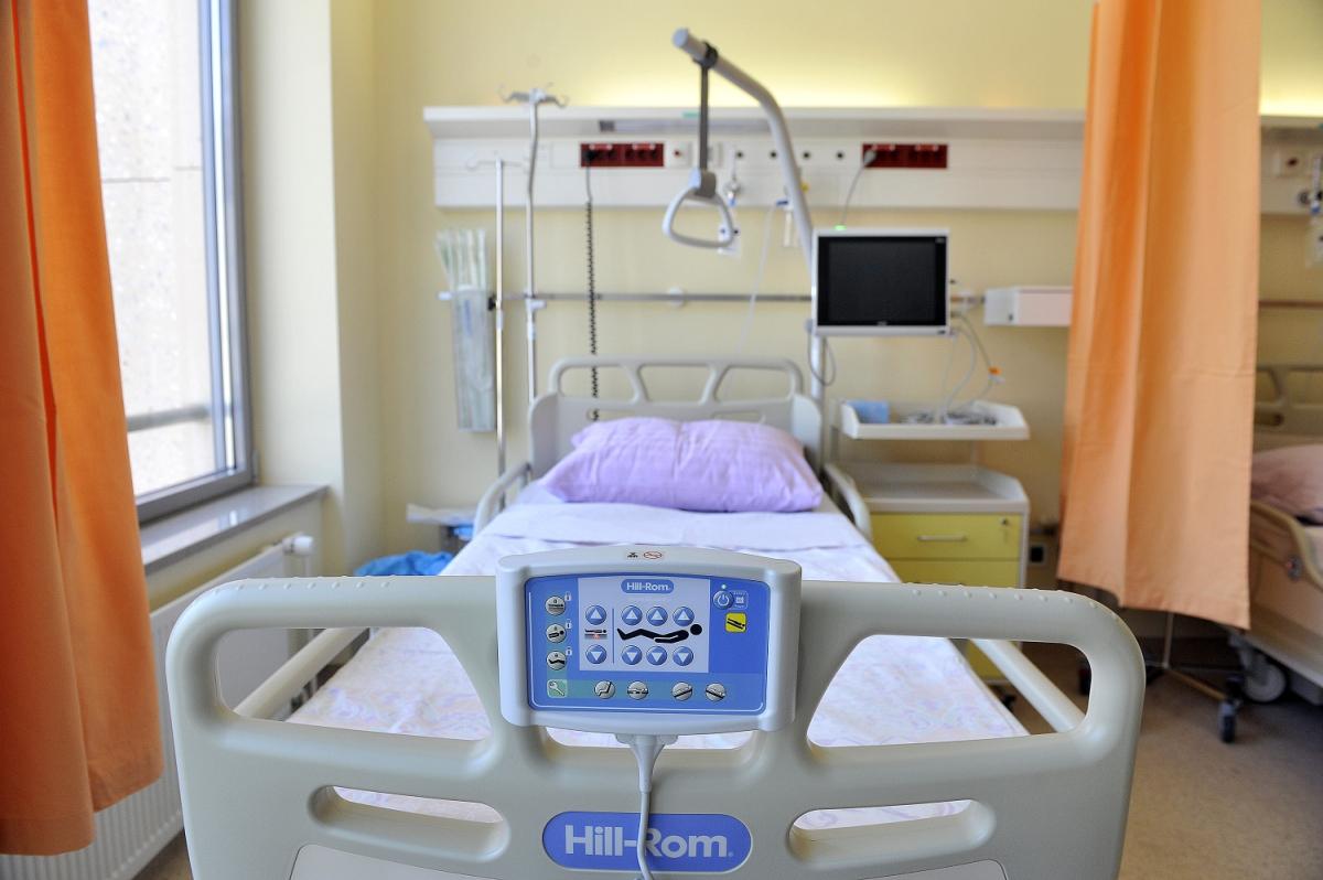 Bolnišnična postelja