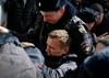 Moskva: Na protikorupcijskem shodu aretirali vodjo opozicije Navalnega