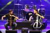 2Cellos pred koncertoma v Stožicah za projekt Botrstvo podarjata dva loka