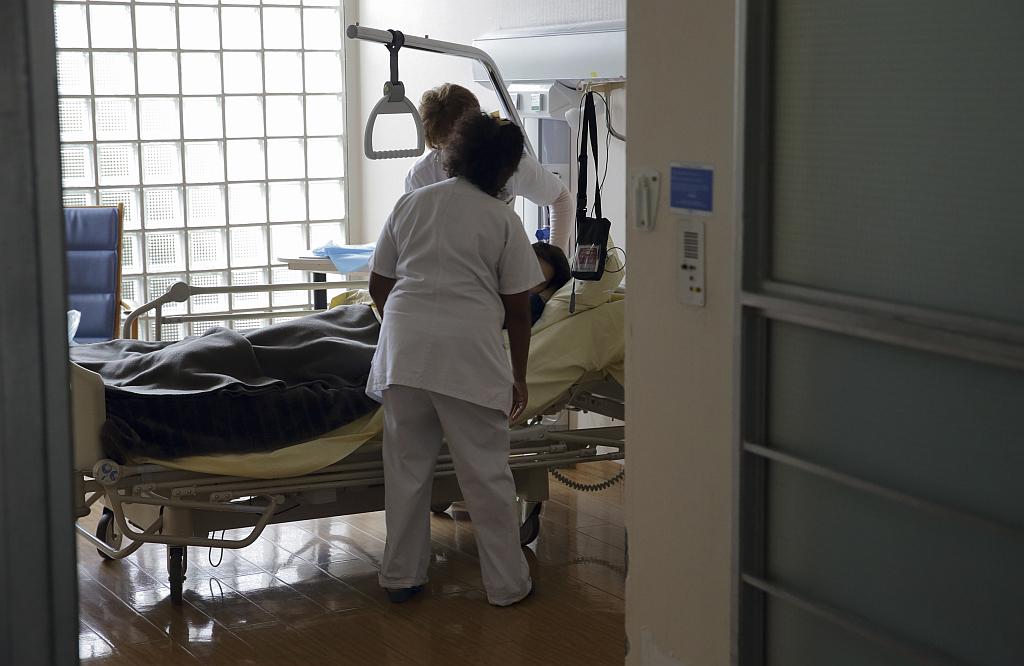 Ključne organizacije na področju zdravstvene nege med drugim opozarjajo, da so medicinske sestre preobremenjene. Foto: Reuters