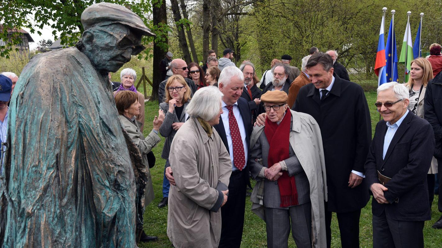 Ob spomeniku Borisu Pahorju v ljubljanskem Tivoliju stojijo z leve proti desni kipar Mirsad Begić, Boris Pahor, predsednik Borut Pahor in minister za kulturo Tone Peršak. Foto: Borut Zivulovic/Bobo