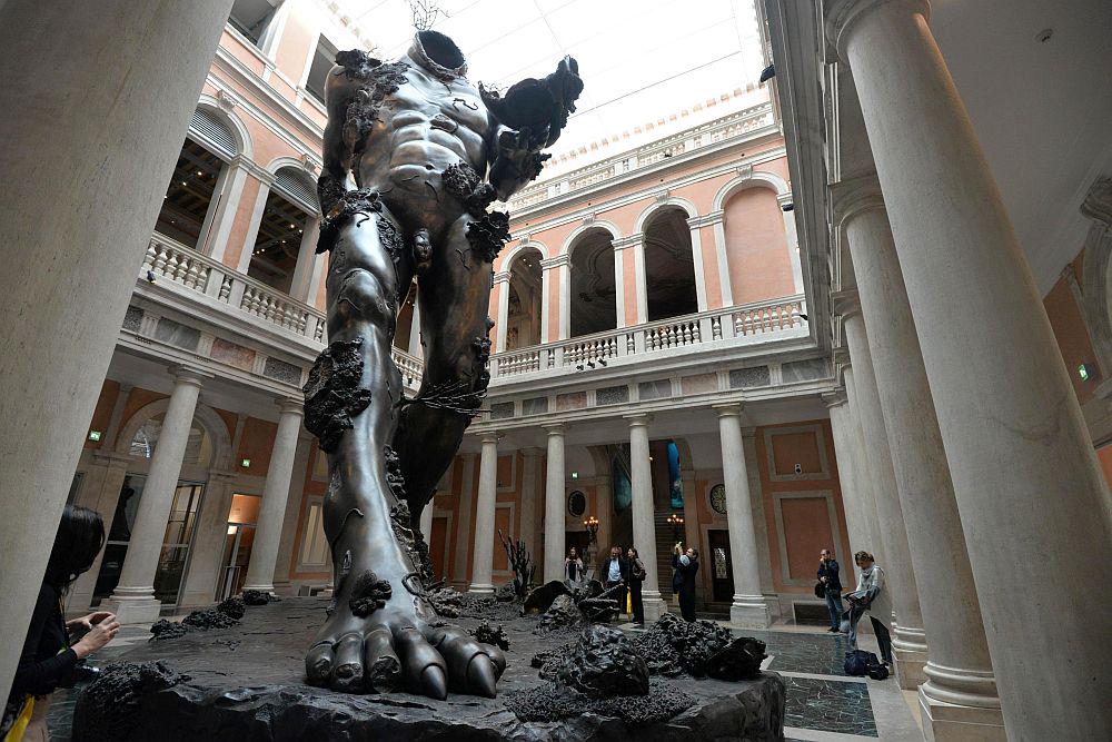 Demon s skledo, najvišji kip postavitve, ki meri kar 18 metrov v višino, je razstavljen v atriju Palače Grassi. Foto: EPA